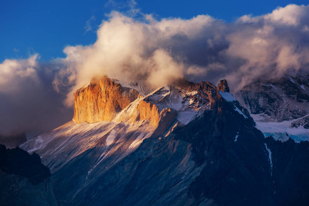 Torres del Paine Milli Parkı 'nda güzel dağ manzaraları, Şili. - Fotoğraf, Görsel