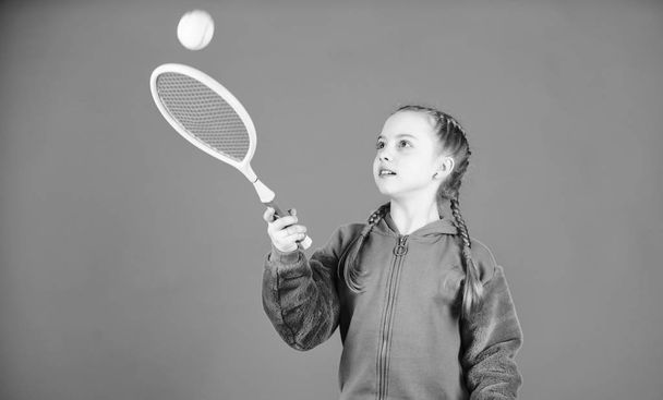 Тенісний гравець з ракеткою і м'ячем. Дитяча активність. Щаслива дитина грає в теніс. Тренажерний зал тренування дівчини-підлітка. Маленька дівчинка. Фітнес-дієта приносить здоров'я та енергію. Спортивна ігрова діяльність. щасливе дитинство
 - Фото, зображення