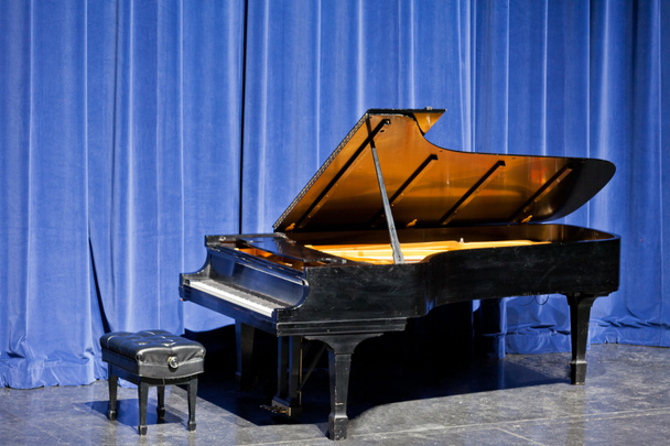 Piano à queue ouvert sur scène avec rideau en velours bleu
 - Photo, image