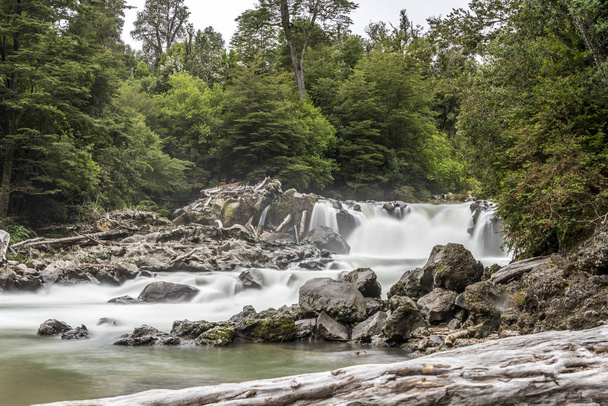 Cachoeira dos Los Novios no parque nacional Puyehue na Patagônia chilena
 - Foto, Imagem