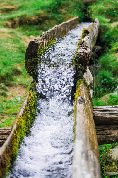 fluxos de água de nascente frescos e limpos a jusante
 - Foto, Imagem