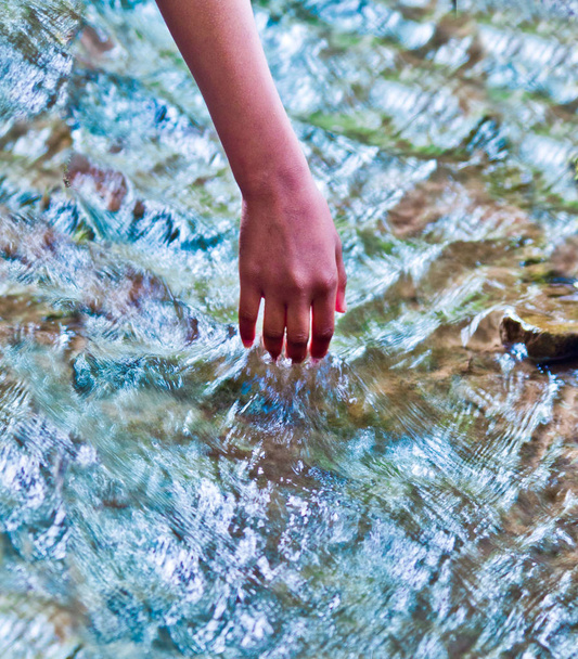 dotyk vody, zdroj života - Fotografie, Obrázek