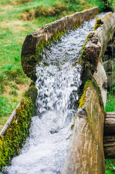 fluxos de água de nascente frescos e limpos a jusante
 - Foto, Imagem