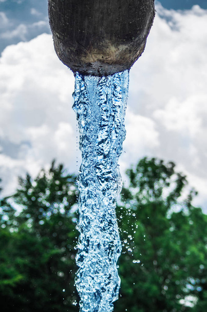 fresca e pulita acqua di sorgente scende dal cielo blu
 - Foto, immagini