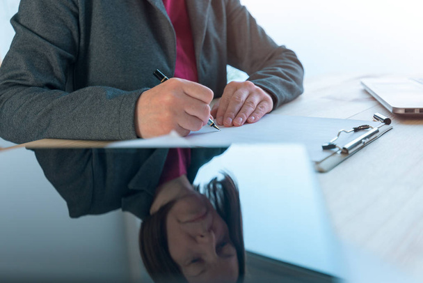 Businesswoman signing contract agreement - 写真・画像