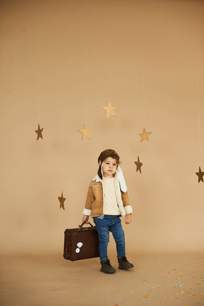 concept of dreams and travels. pilot aviator child with a toy ai - Фото, зображення