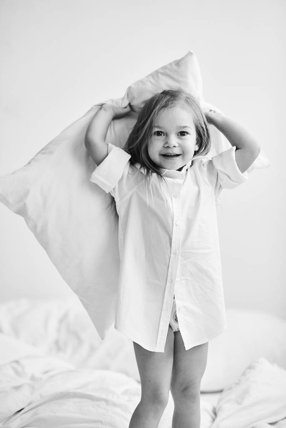 Portret śliczną dziewczynkę w sypialni rano - Zdjęcie, obraz