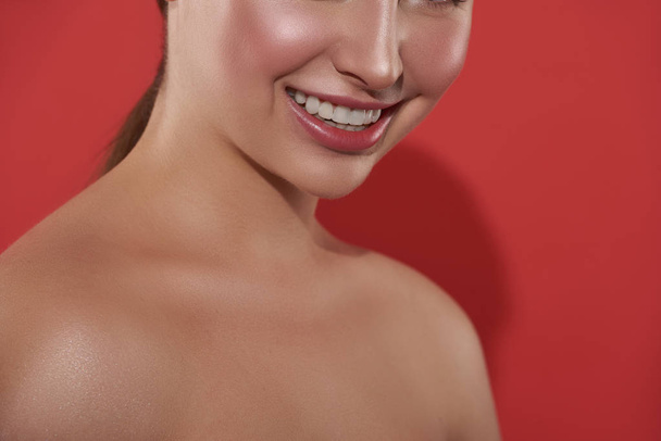Woman revealing her white teeth while smiling - Valokuva, kuva