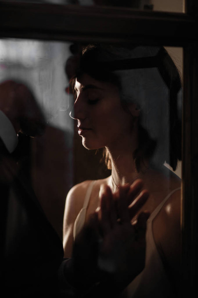Arka cam ile aşık bir çift şehvetli portre - Fotoğraf, Görsel