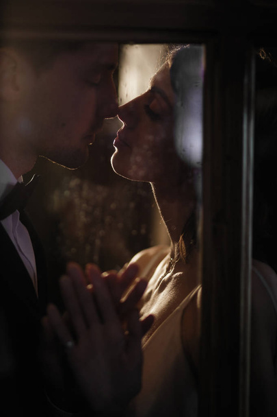 Portrait sensuel d'un couple amoureux à travers le verre avec le dos
 - Photo, image