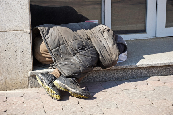 Бездомный спит на улице.
 - Фото, изображение