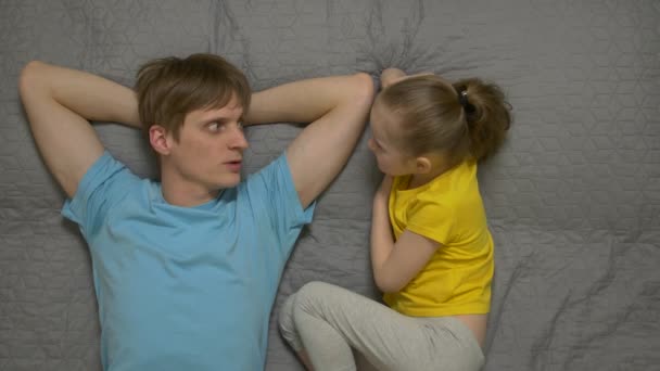 Padre e figlia stanno parlando
 - Filmati, video