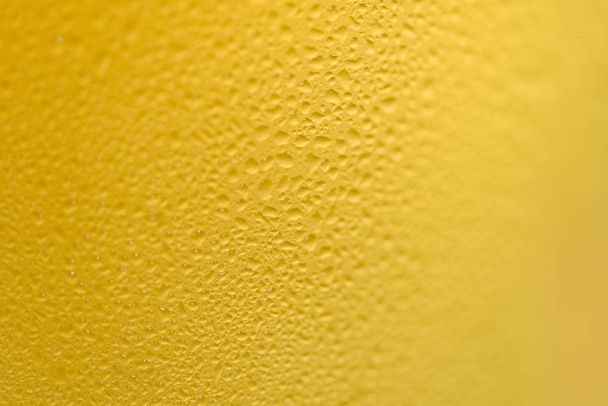 Cerveza burbujas vidrio primer plano de la taza de cerveza con gota de agua en textu
 - Foto, Imagen