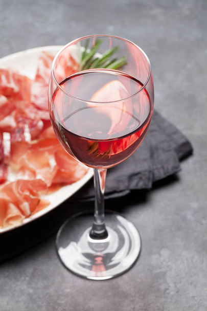Geleneksel İspanyol Jamon, Prosciutto Crudo, İtalyan salam, Parma jambon bir bardak şarap ile hizmet  - Fotoğraf, Görsel