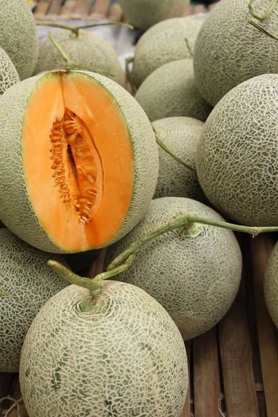 Świeży melon lub kantalupa na rynku - Zdjęcie, obraz