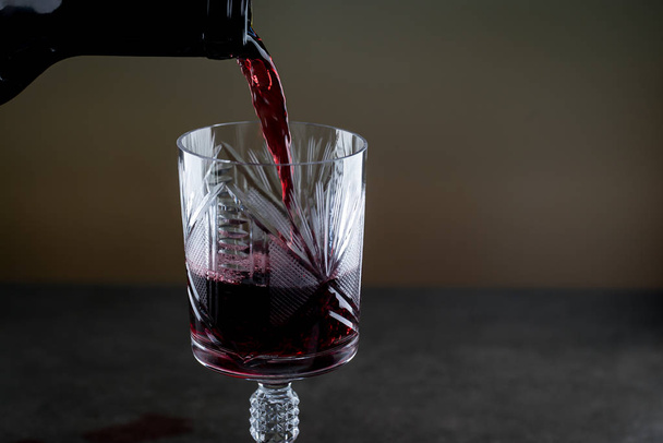 Aromatic wine in glass on blurred background - Foto, afbeelding
