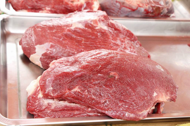 carne cruda para cocinar en el mercado
 - Foto, imagen