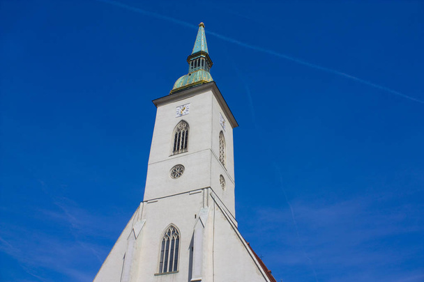 Bratysława, Słowacja-1 kwietnia 2019: Katedra św Marcina w Bratysławie - Zdjęcie, obraz