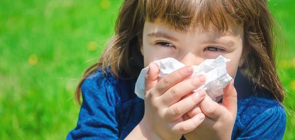 saisonale Allergie bei einem Kind. Coryza. Selektiver Fokus. - Foto, Bild