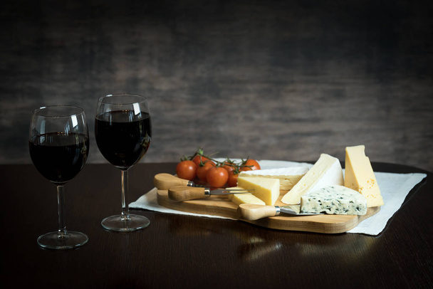 appetitanregender Käse mit Trauben und Wein auf Holzgrund - Foto, Bild