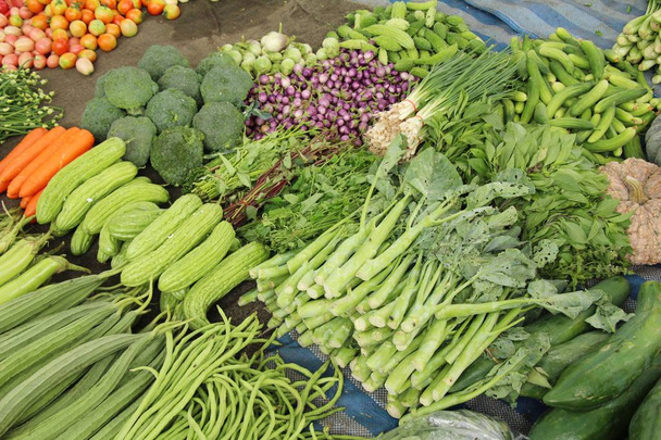 Verdure fresche miste per la cottura nel mercato
 - Foto, immagini