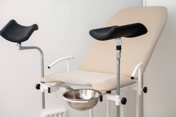 Gynaecologische stoel. Gynaecologisch kabinet. Gezondheid van de vrouw, pasgeboren en zwangerschap concept - Foto, afbeelding