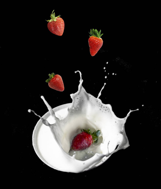 Strawberrie vallen in melk spatten - Foto, afbeelding