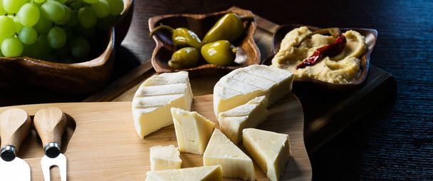 Üzüm ve biber ile peynir yakın - Fotoğraf, Görsel