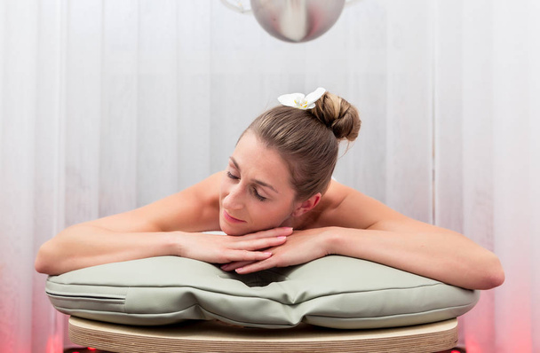 Woman relaxing in spa - Фото, зображення