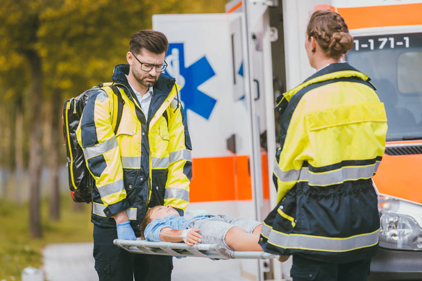 Lékaři uvedení zraněný chlapec na nosítkách po nehodě - Fotografie, Obrázek