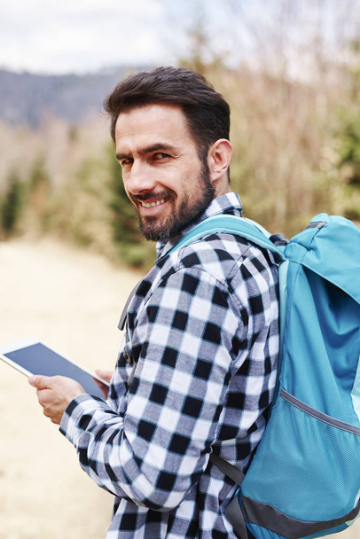 Portrait de randonneur masculin souriant avec sac à dos
  - Photo, image