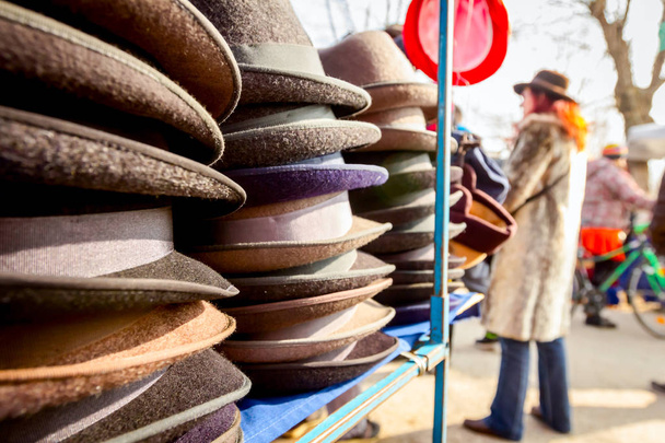 Sombreros masculinos forrados en el mercado de pulgas
 - Foto, Imagen