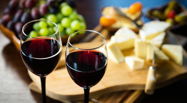 Smakelijke kaas met druiven en wijn - Foto, afbeelding
