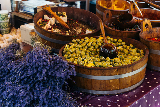 Variedad de alimentos y productos griegos en Potabello Market, Londres
 - Foto, imagen