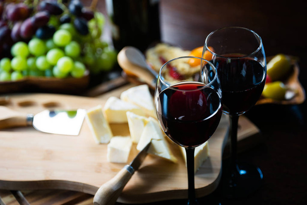 Apetyczny ser z winogronami i winem - Zdjęcie, obraz