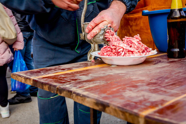 Picar carne para salchichas hechas a mano en la cocina al aire libre
  - Foto, Imagen