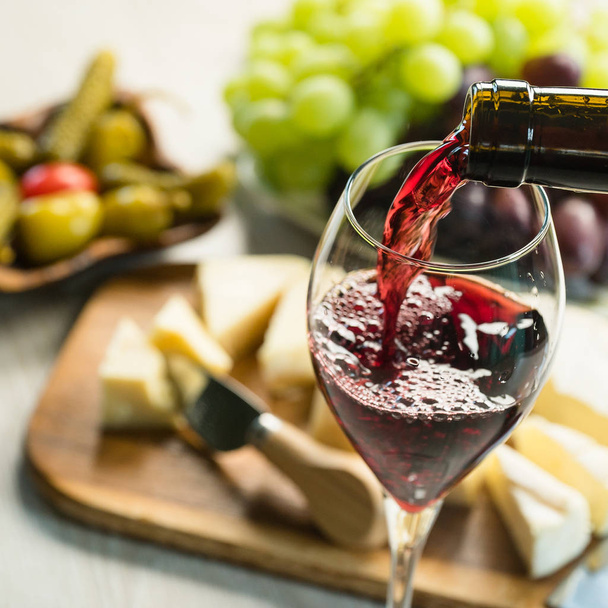 Queso apetitoso con uvas y vino
 - Foto, imagen