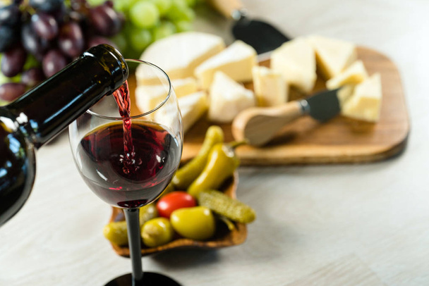 Juuston, viinirypäleiden ja viinin nauttiminen
 - Valokuva, kuva