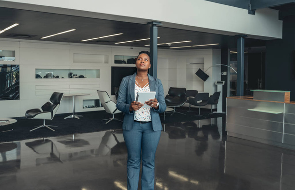 Beautiful black african business woman standing in modern lobby  - Foto, Imagen