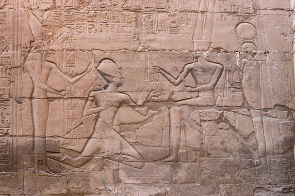 Geroglifici nelle rovine del complesso del tempio di Karnak a Luxor, Egy
 - Foto, immagini