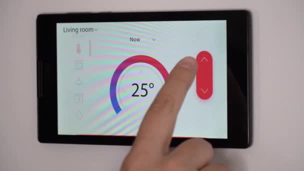 Dispositivo de controle de clima em casa inteligente em uma parede
 - Filmagem, Vídeo