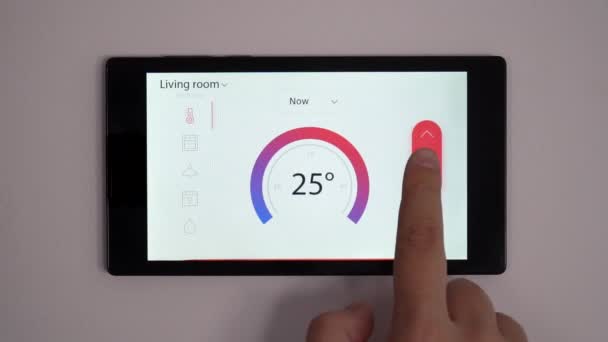 Dispositivo de controle de clima em casa inteligente em uma parede
 - Filmagem, Vídeo