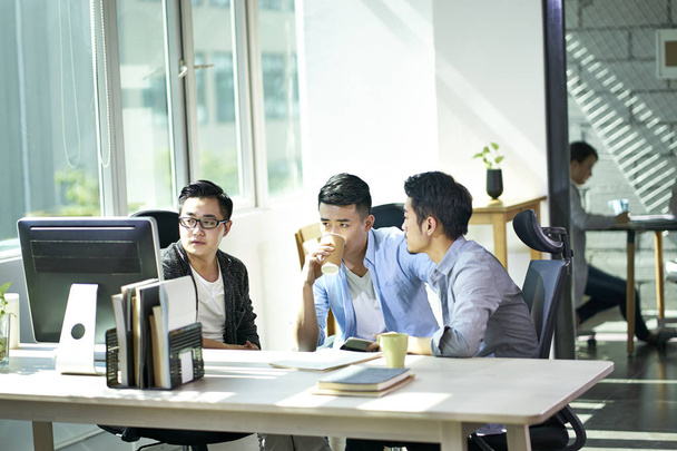 três asiáticos homens de negócios trabalhando juntos no escritório
 - Foto, Imagem