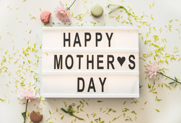 Счастливого Дня Матери. Прекрасный букет цветов с горячим чаем на столе
 - Фото, изображение