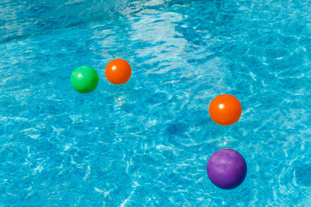 Opblaasbare waterplezier ballen zweven op het water in het zwembad. Conce - Foto, afbeelding