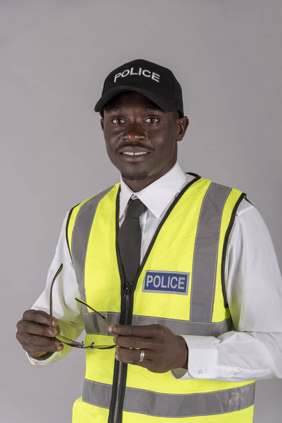  Portrait d'un policier souriant en uniforme et portant une paire de lunettes noires. avril 2019
 - Photo, image