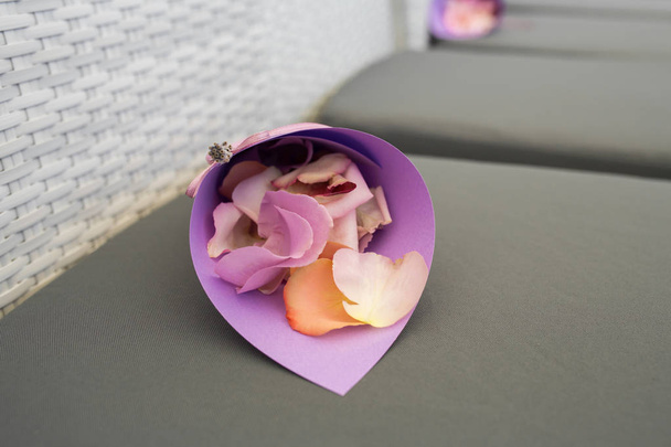 fialová kabelka s růžovou růží do la novomanželé - Fotografie, Obrázek