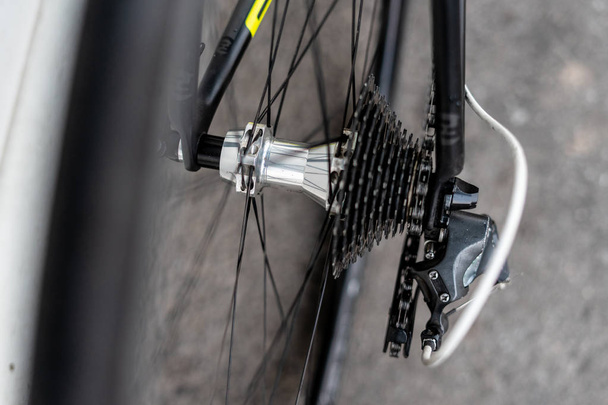 Buje de rueda trasera de bicicleta de carretera con casete y cadena de múltiples velocidades
  - Foto, Imagen