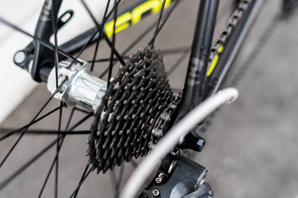 Buje de rueda trasera de bicicleta de carretera con casete y cadena de múltiples velocidades
  - Foto, imagen