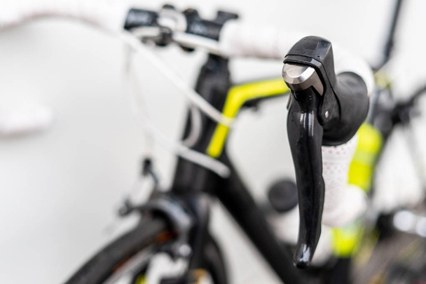 Rennrad schwarz Schaltung befindet sich auf Lenker integriert wirh Bremsen - Foto, Bild